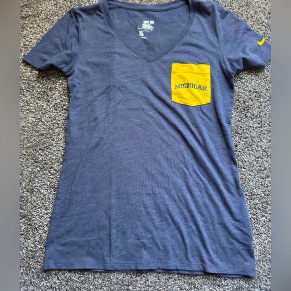 Nike tee t Shirt Womens small U of M University of Michigan Logo Short sleeve - Picture 1 of 6